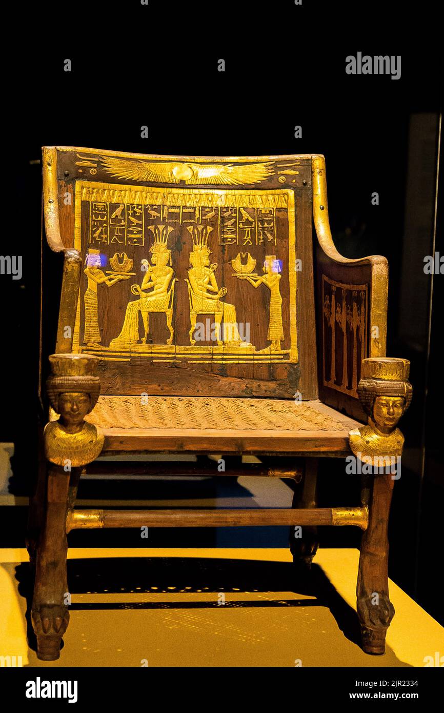Egypte, le Caire, Musée égyptien, de la tombe de Yuya et Thuya à Louxor : chaise en bois, avec des décorations plaquées et dorées. Les pieds sont des pattes de lion. Banque D'Images