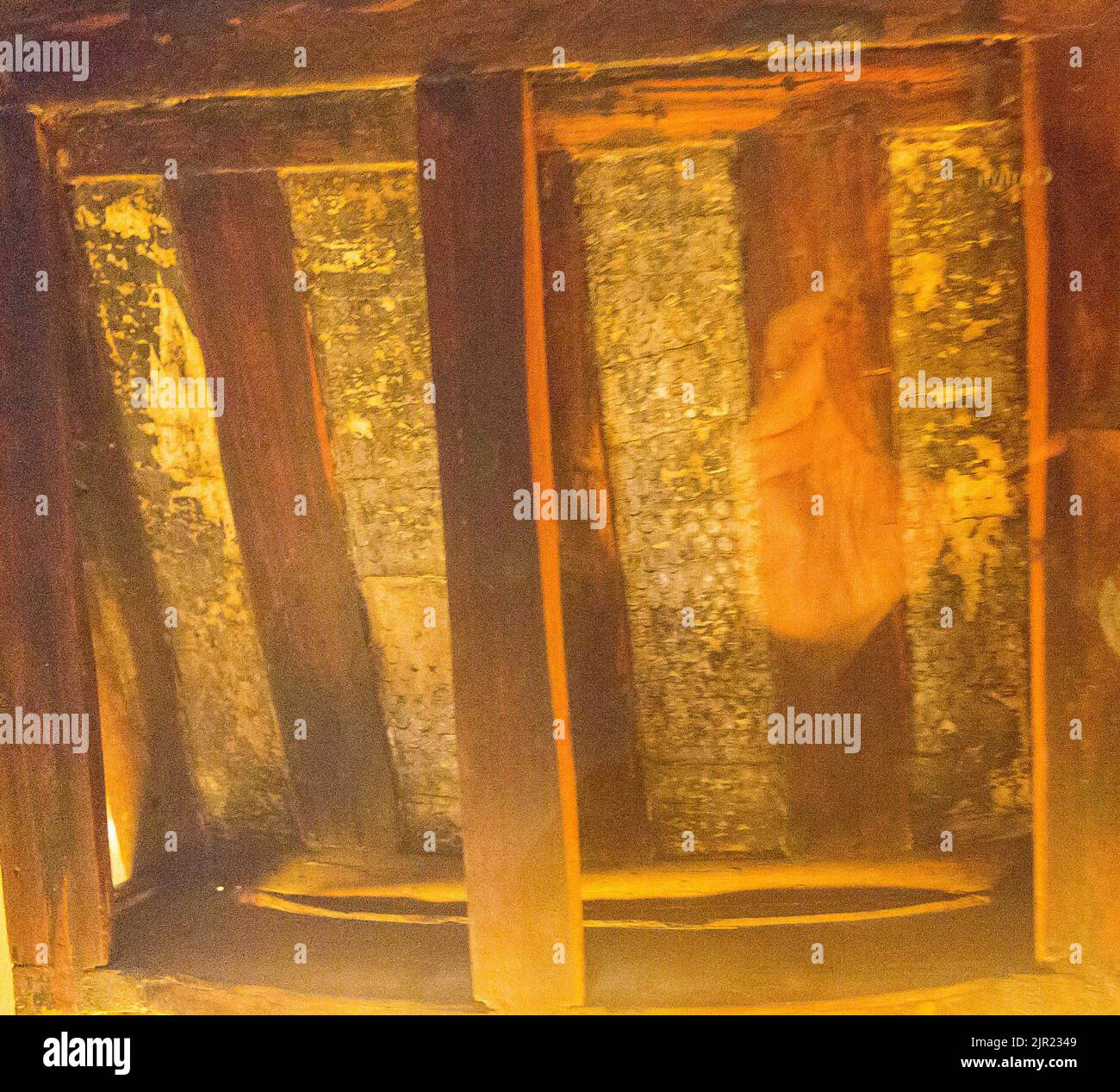 Égypte, le Caire, Musée égyptien, de la tombe de Yuya et Thuya à Louxor : arrière de la chaise en bois de Satamon, avec plaques d'argent. Banque D'Images