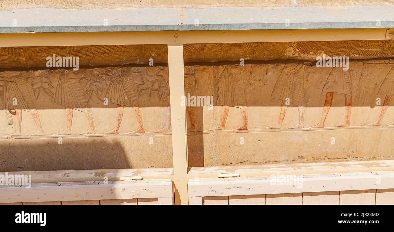 Égypte, Saqqara, tombeau du Nouveau Royaume de Horemheb, mur ouest de la deuxième cour, offrant des porteurs. Banque D'Images