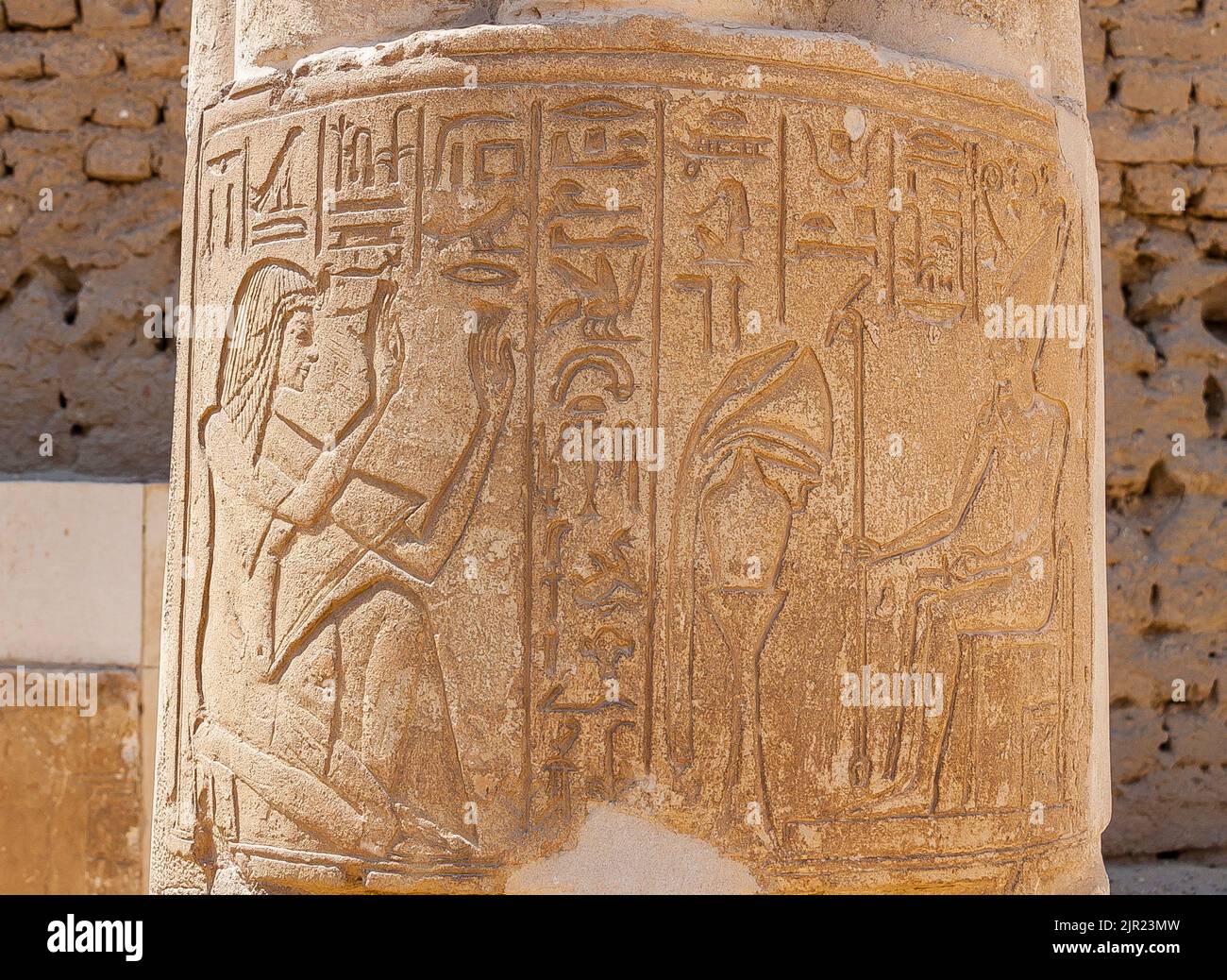 Égypte, Saqqara, tombeau de Horemheb, reliefs sur les colonnes de la deuxième cour : Horemheb priant Atum et Nefertum (non visible). Banque D'Images