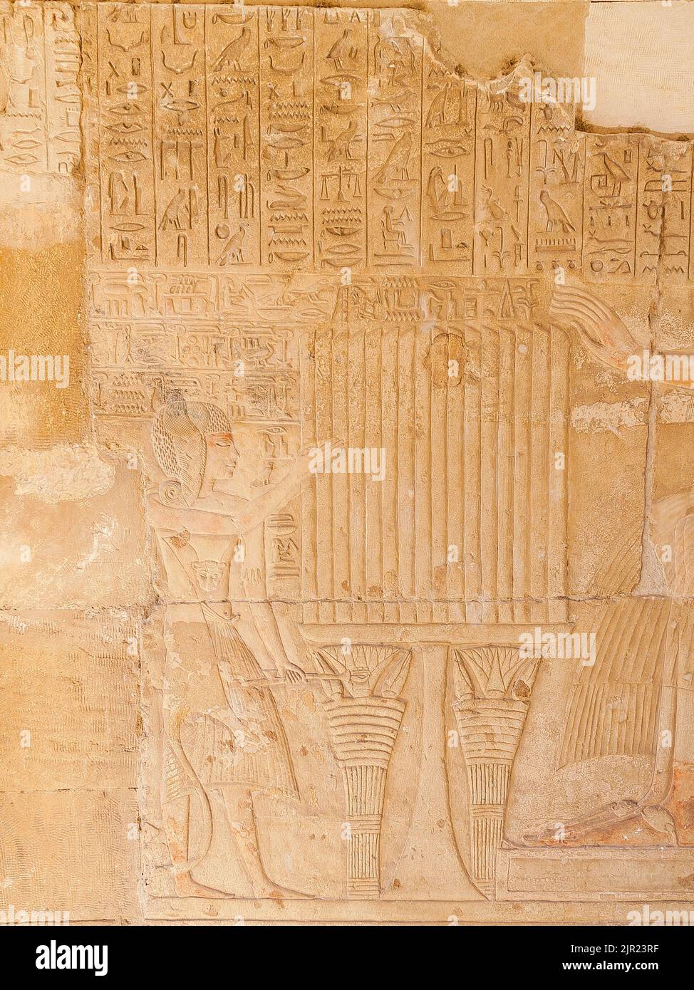 Égypte, Saqqara, tombeau de Horemheb, salle de statue, prêtre Iunmutef censurant Horemheb devant une table d'offrande. Banque D'Images