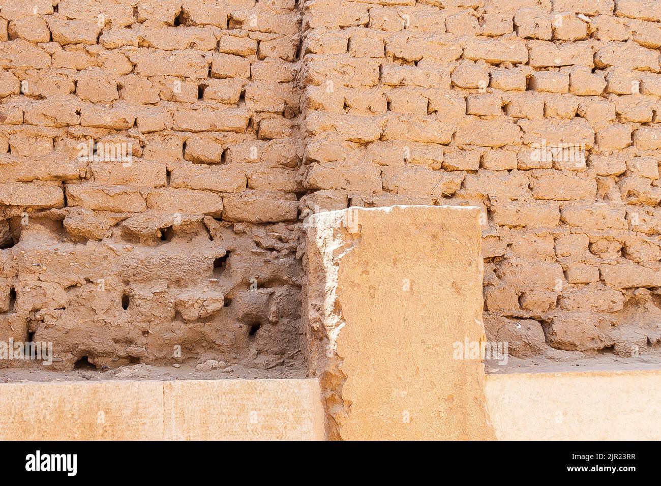 Égypte, Saqqara, tombe de Horemheb, mur sud de la deuxième cour, reste d'un mur de phase précédente, démantelé dans la dernière étape de construction. Banque D'Images