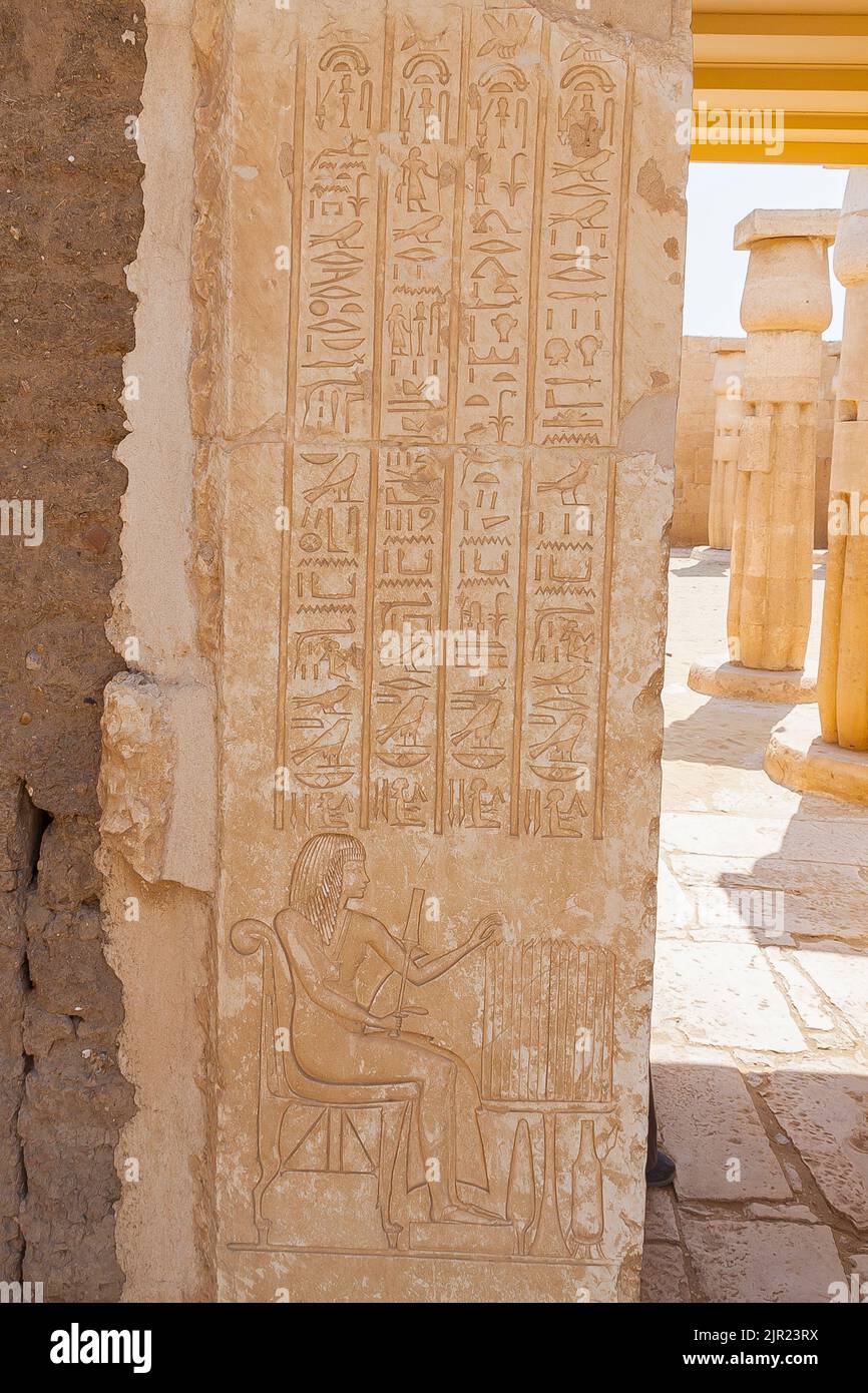 Égypte, Saqqara, tombeau de Horemheb, salle de la statue, texte hiéroglyphique sur le jambe de porte et représentation de Horemheb. Banque D'Images