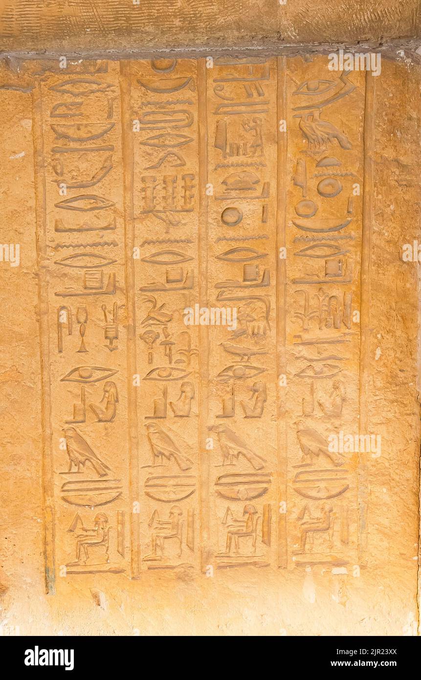 Égypte, Saqqara, tombeau de Horemheb, salle de statue, texte hiéroglyphique sur le jamb de porte. Banque D'Images