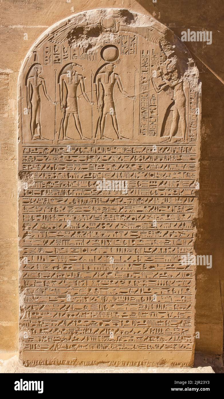 Égypte, Saqqara, tombeau du Nouveau Royaume de Horemheb, mur ouest de la deuxième cour, coulée d'une stela. Banque D'Images