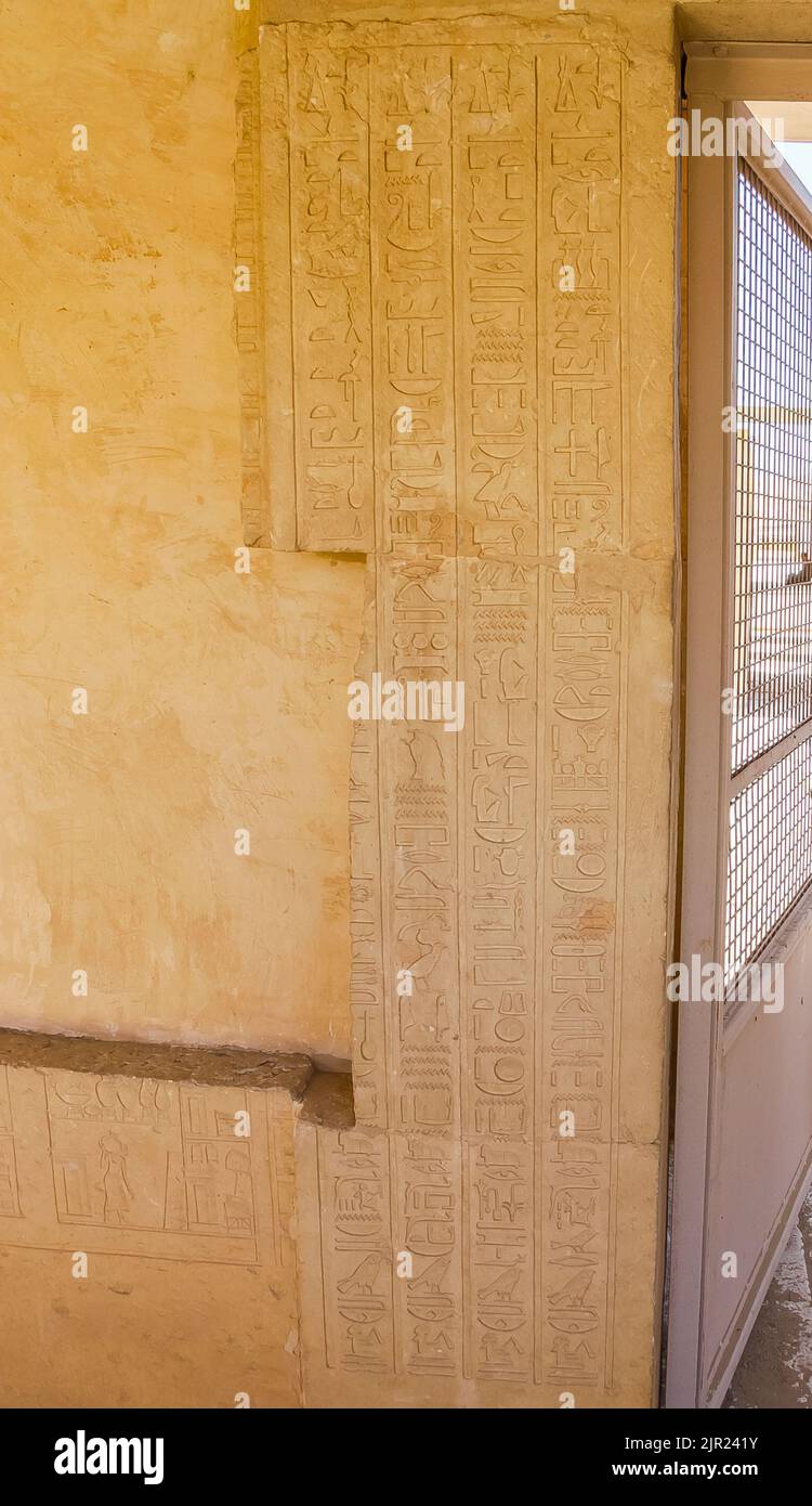 Égypte, Saqqara, tombeau de Horemheb, salle de statue, texte hiéroglyphique sur le jamb de porte. Banque D'Images