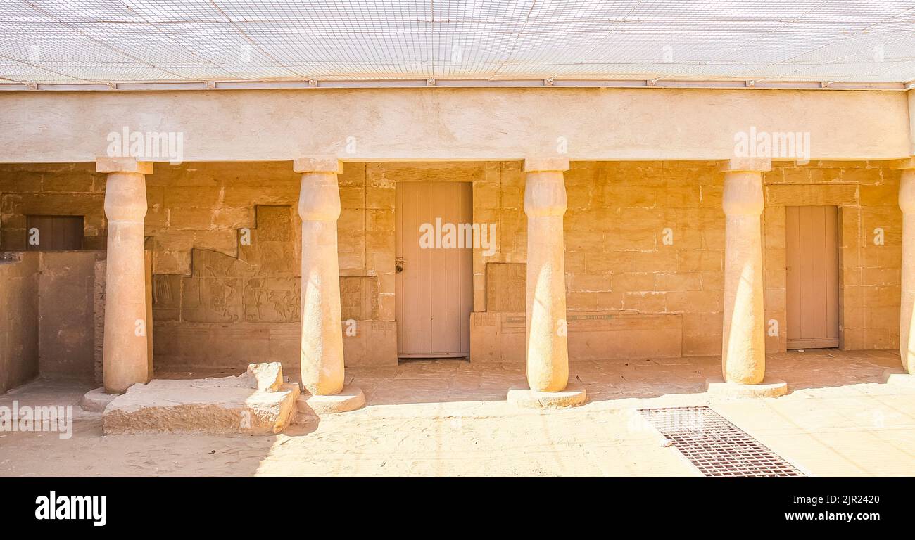 Égypte, Saqqara, tombeau de Horemheb, mur ouest de la cour intérieure, avec les portes de la chapelle. Banque D'Images