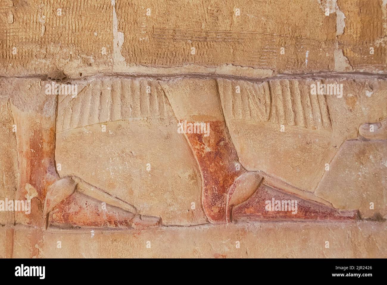 Égypte, Saqqara, tombeau de Horemheb, salle de la statue, pieds de Horemheb. Banque D'Images