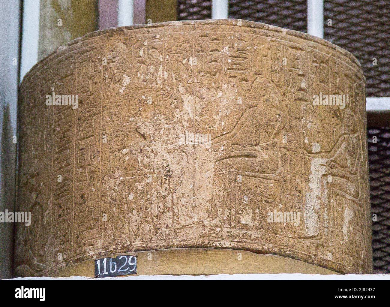 Égypte, Saqqara, tombeau de Horemheb, bloc (maintenant au musée du Caire) d'une deuxième colonne de cour : Horemheb priant Isis et Nephthys. Banque D'Images