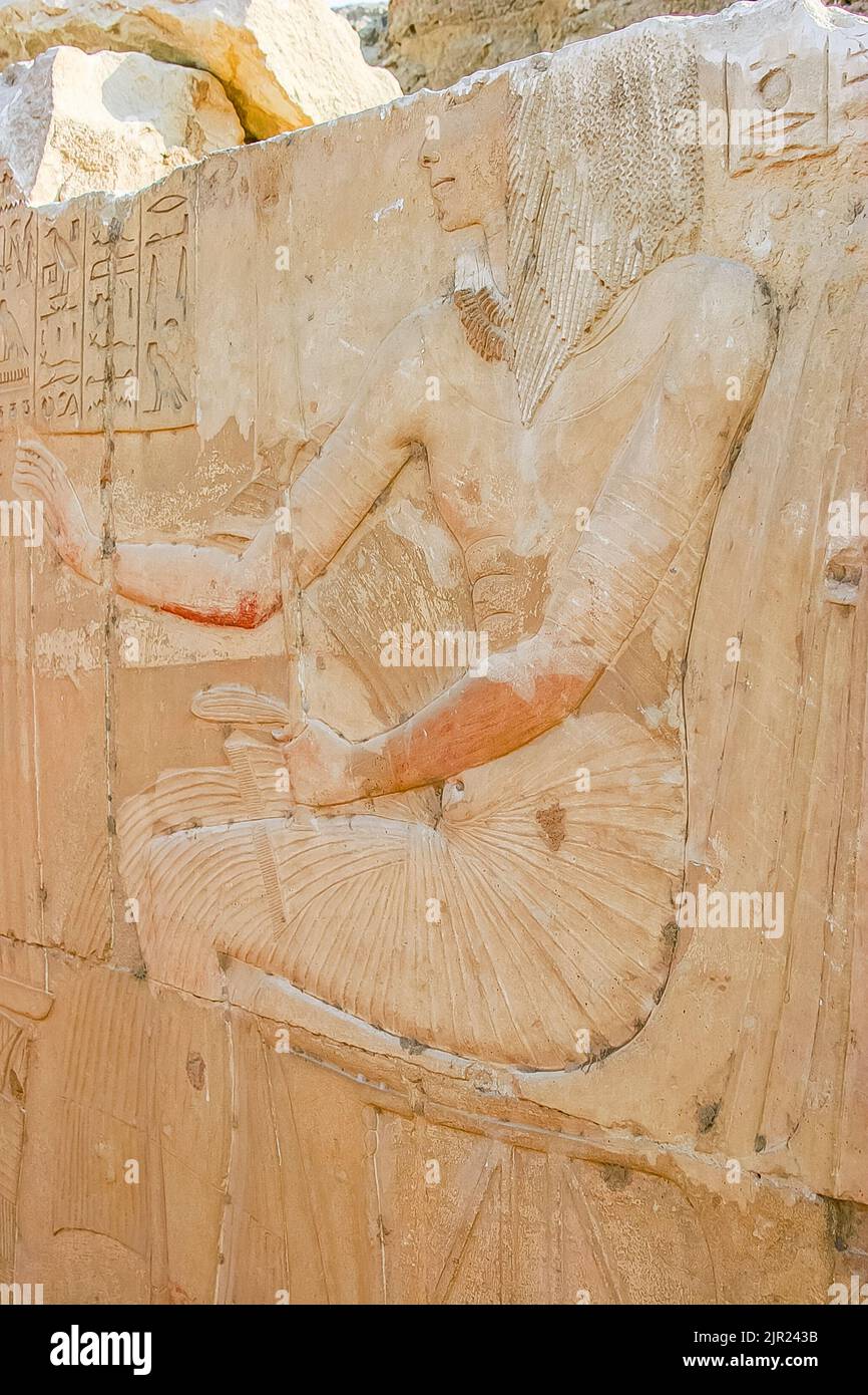 Egypte, Saqqara, tombe de Horemheb, salle de statue, Horemheb en fin de relief est assis. Banque D'Images