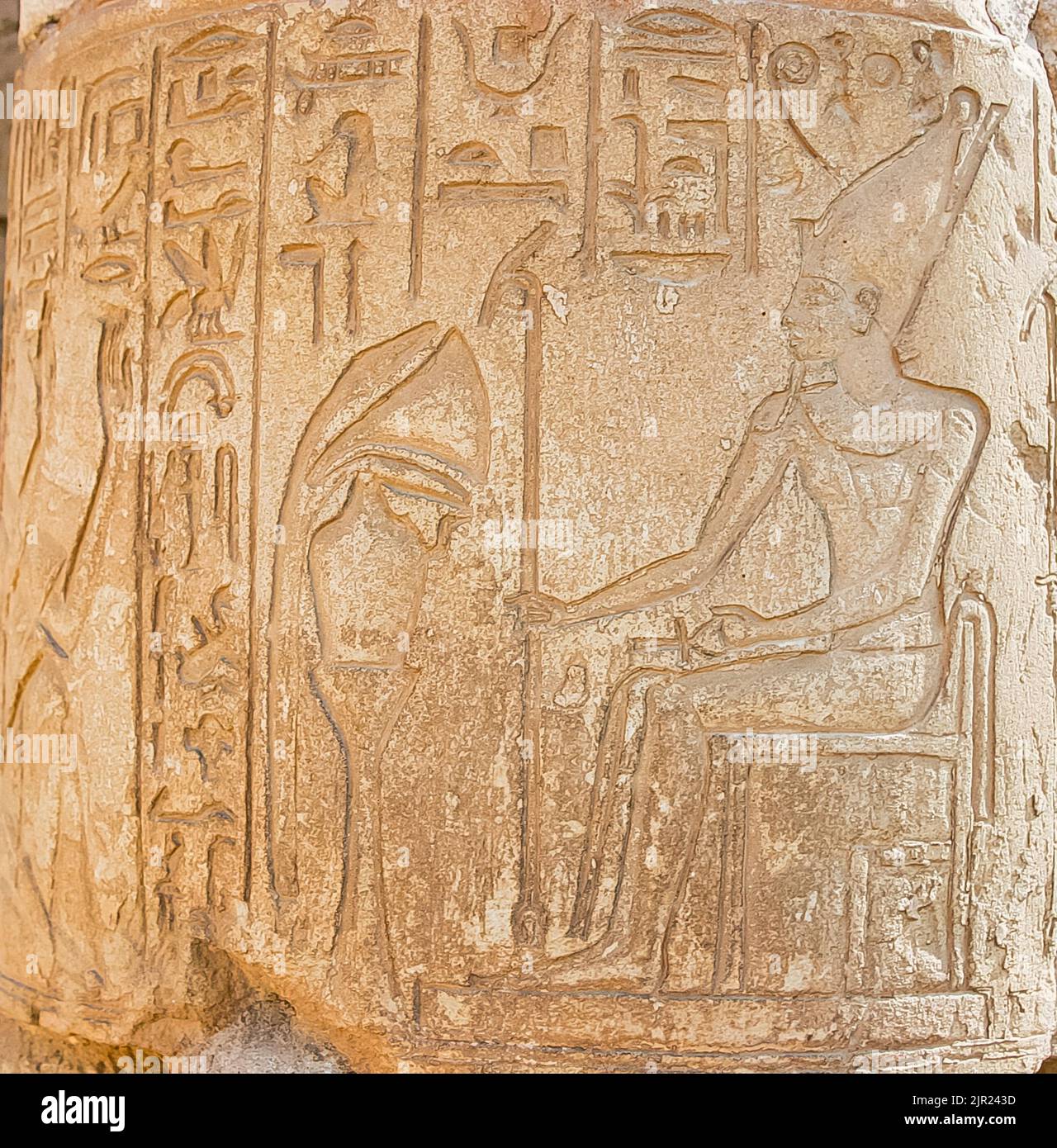 Égypte, Saqqara, tombeau de Horemheb, reliefs sur les colonnes de la deuxième cour : Horemheb (à gauche) priant Atum. Banque D'Images