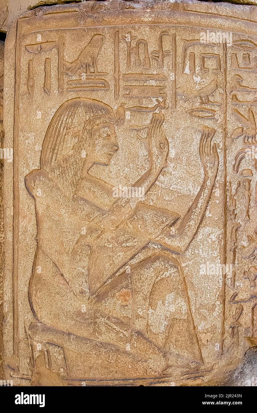 Egypte, Saqqara, tombe de Horemheb, reliefs sur colonnes dans la seconde cour : Horemheb (avec un uraeus ajouté quand il devint roi) priant des dieux. Banque D'Images