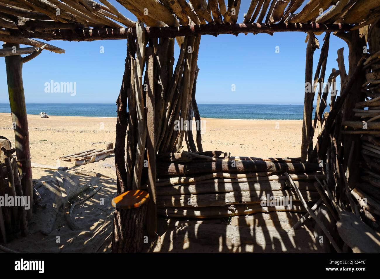 Belle vue sur une plage déserte depuis une cabane construite à partir de Driftwood, Capbreton, Landes, Sud-Ouest, France Banque D'Images