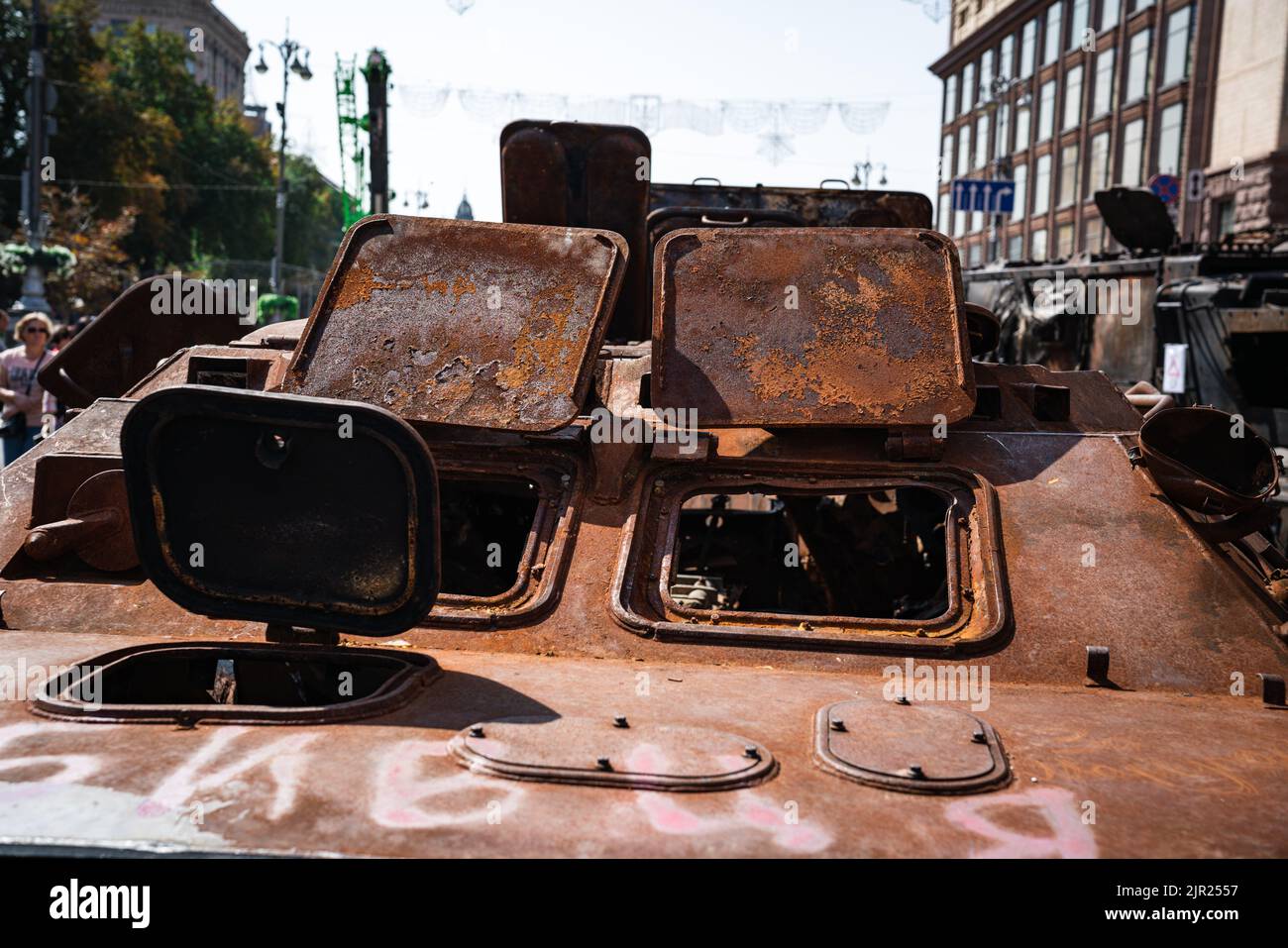 KIEV, UKRAINE - 21 août 2022: Défilé avant la Journée indépendante de l'Ukraine avec un gros plan de l'équipement militaire détruit des envahisseurs russes dans le Banque D'Images