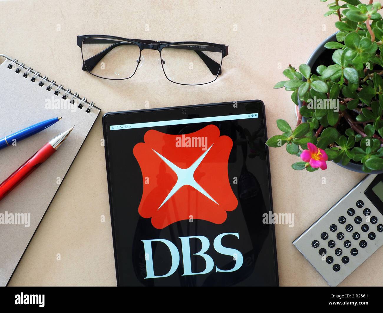 Allemagne. 21st août 2022. Sur cette photo, un logo DBS Bank (Hong Kong) Limited apparaît sur une tablette. (Photo par Igor Golovniov/SOPA Images/Sipa USA) crédit: SIPA USA/Alay Live News Banque D'Images