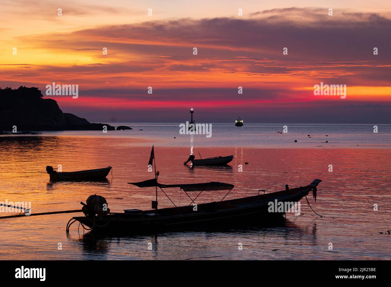 Paysage coloré au crépuscule sur la mer dans l'île de Kho Tao, Thaïlande Banque D'Images