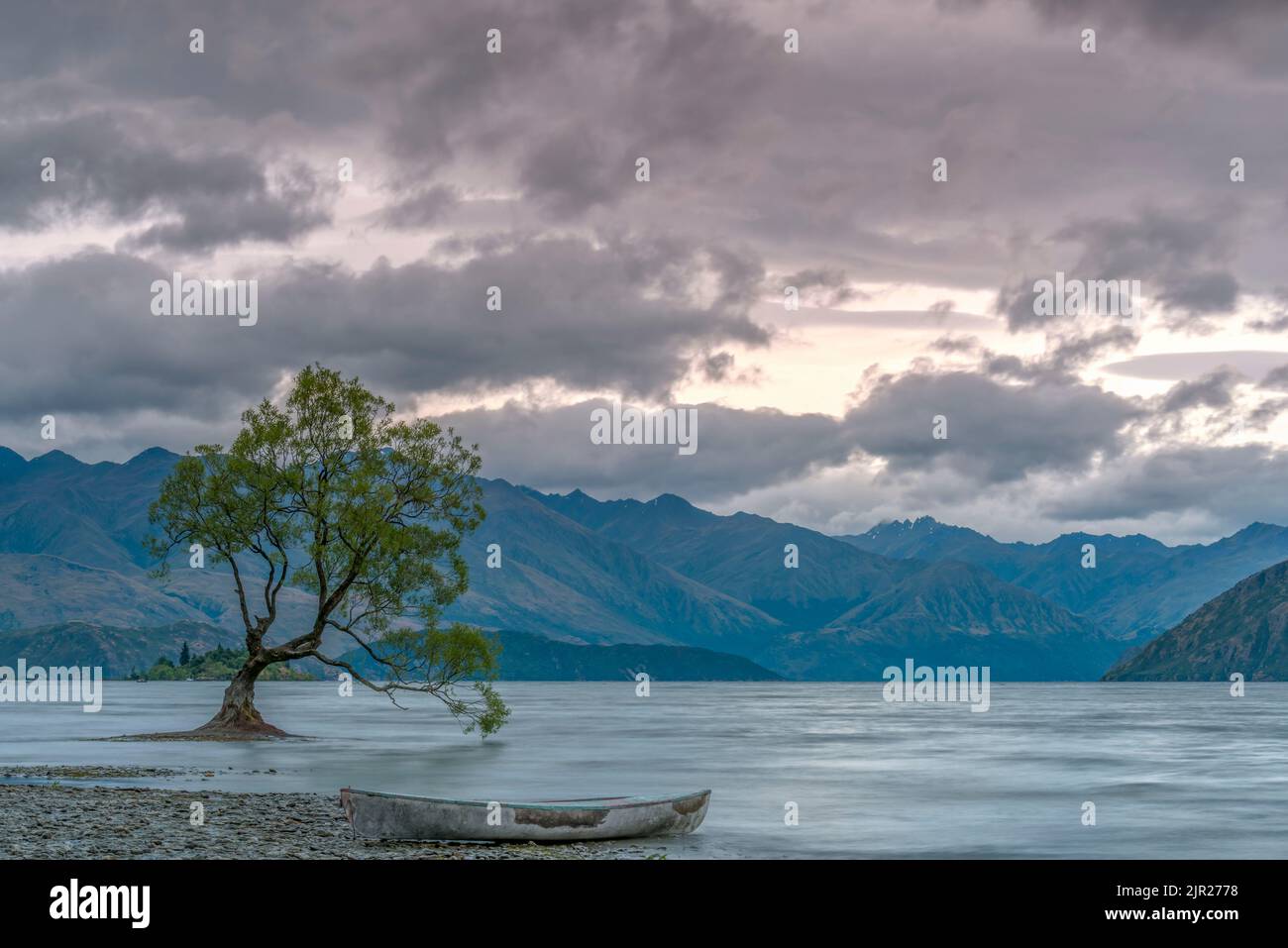 Vue sur le lac Wanaka au lever du soleil Banque D'Images