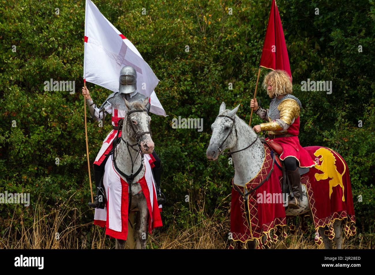 Chalfont, Royaume-Uni. 21 août 2022. Les acteurs en tant que chevaliers blindés donnent vie aux scènes de l'époque d'Henry VIII lors d'un tournoi de joutes médiévaux au Chiltern Open Air Museum. Le musée raconte l'histoire de la région de Chilterns par la préservation de bâtiments historiques, de paysages et de culture. Credit: Stephen Chung / Alamy Live News Banque D'Images