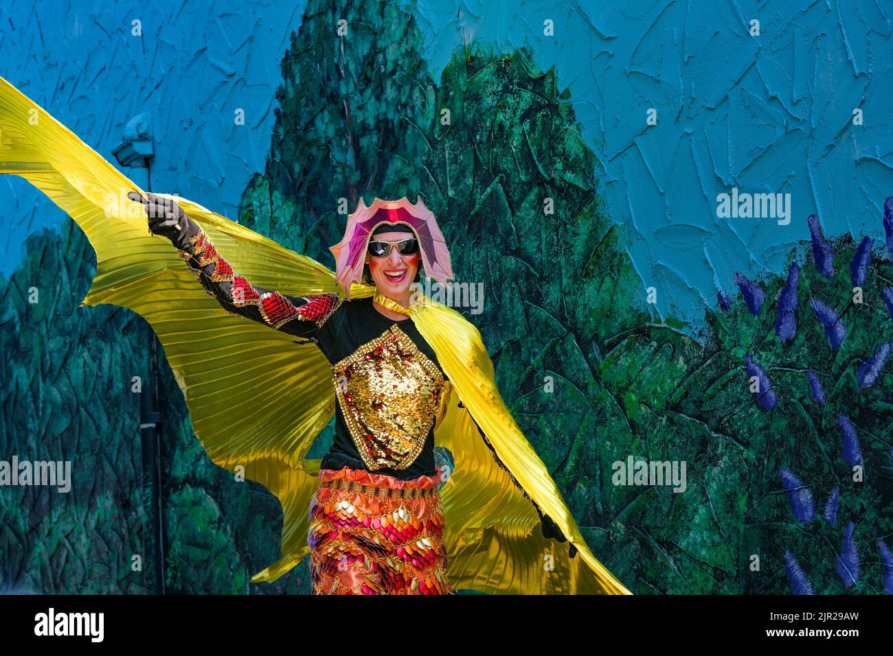 Stilt Walker, Arts Alive Festival, Centre-ville de Langley, Colombie-Britannique, Canada Banque D'Images