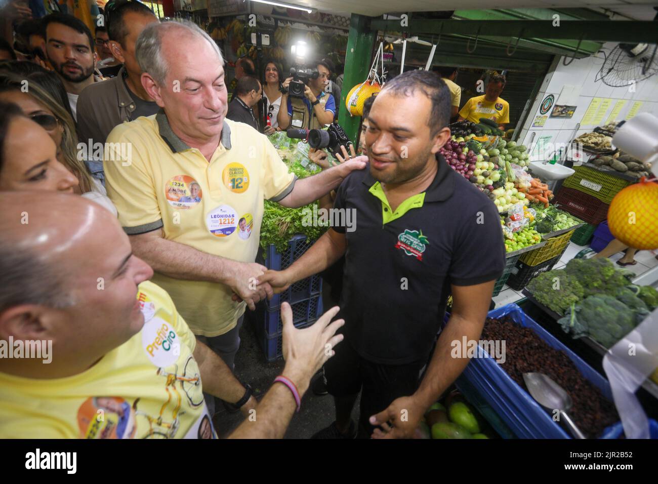 Fortaleza, Ceara, Brésil. 21st août 2022. (INT) campagne du candidat présidentiel brésilien Ciro Gomes à Fortaleza. 21 août 2022, Fortaleza, Ceara, Brésil : Le candidat PDT pour la présidence du Brésil, Ciro Gomes, au cours d'une campagne avec le gouvernement de l'État de Ceara, Roberto Claudio, et le maire de Fortaleza, Antonio Henrique, aller au marché de Sao Sebastiao, dans le centre-ville de Fortaleza pour parler avec les électeurs et boire du café. (Credit image: © Jl Rosa/TheNEWS2 via ZUMA Press Wire) Banque D'Images