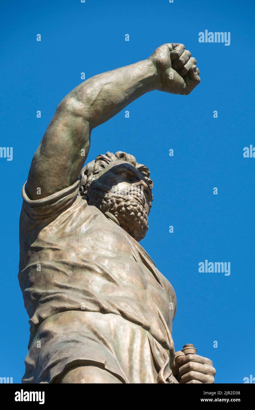 Vue à angle bas de l'héroïque guerrier macédonien au-dessus de la statue appelée « Warrior » sur la place de la rébellion de Karpoš à Skopje, en Macédoine du Nord. Banque D'Images