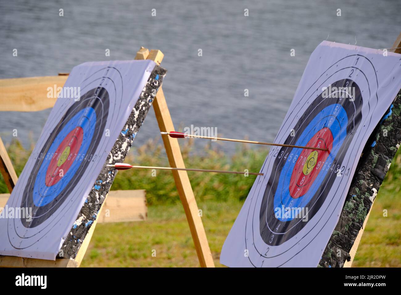 cibles pour les compétitions de tir à l'arc au bord du lac. 13296006 Photo  de stock chez Vecteezy