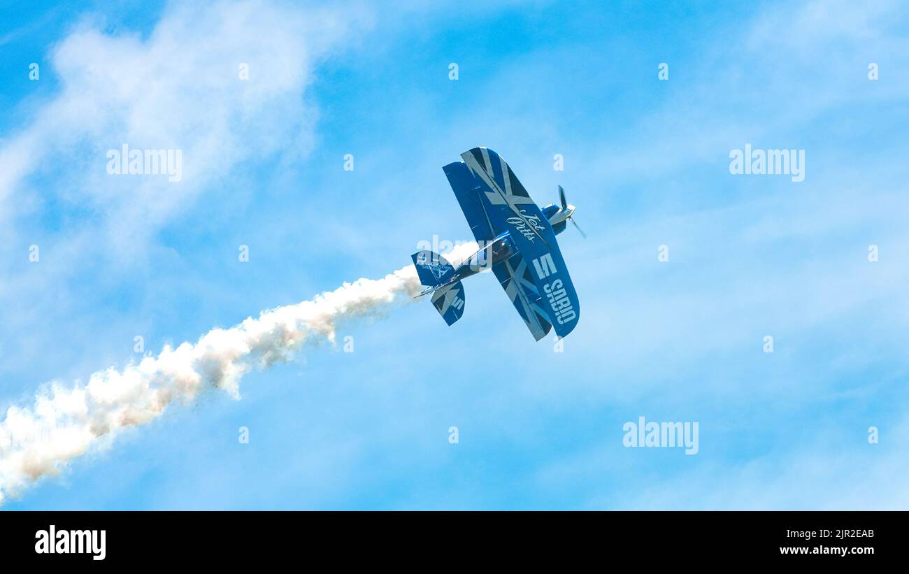 Le pilote Rich Goodwin vole G-JPIT, un avion de cascades qu'il a construit, à l'envers au salon annuel Eastbourne Airshow à East Sussex, au Royaume-Uni. Banque D'Images