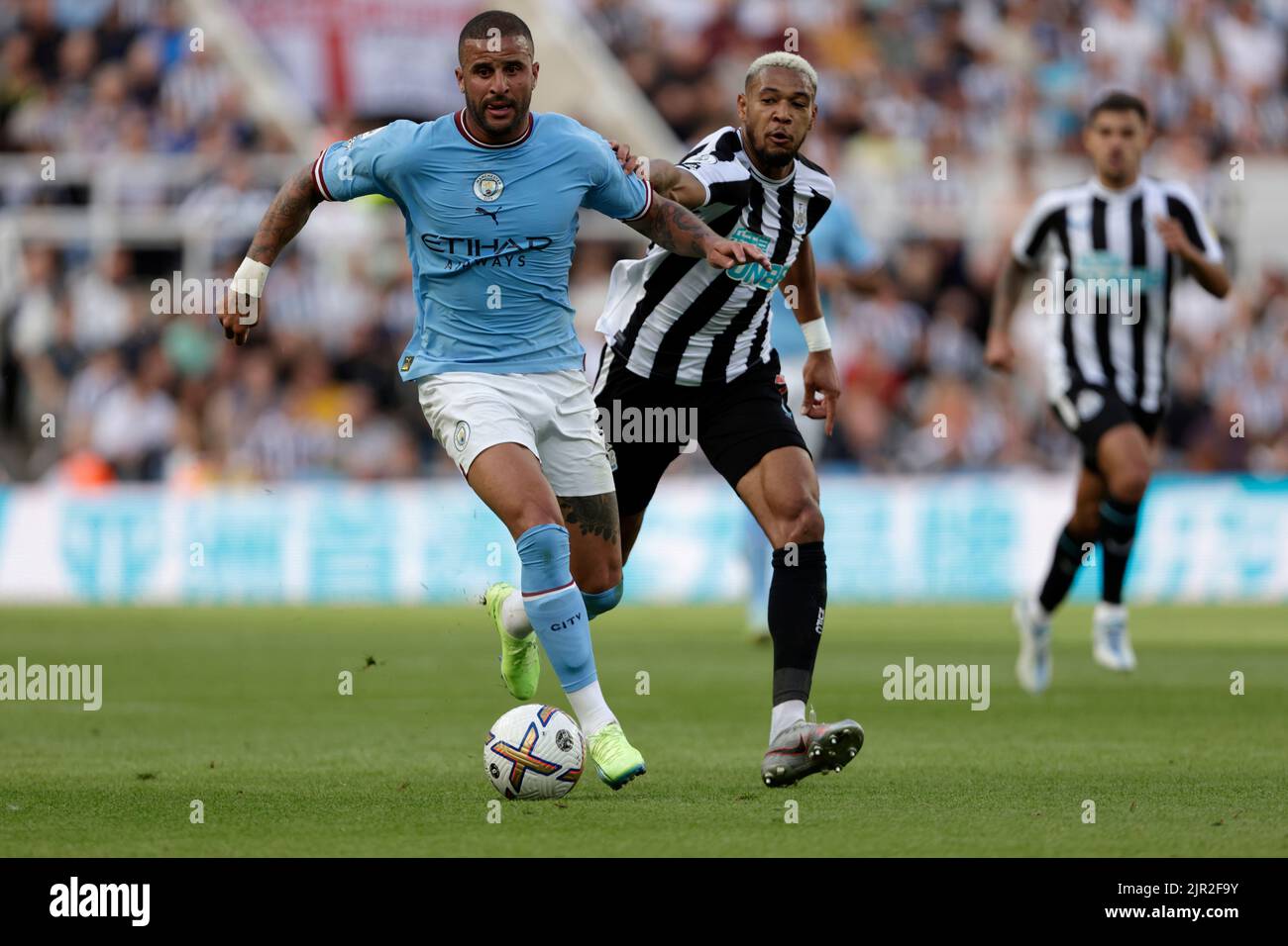 Newcastle, Royaume-Uni, 21/08/2022, JOELINTON CHALLENGES KYLE WALKER, NEWCASTLE UNITEDS V MANCHESTER CITY, 2022Credit: Allstar Picture Library/ Alay Live News Banque D'Images