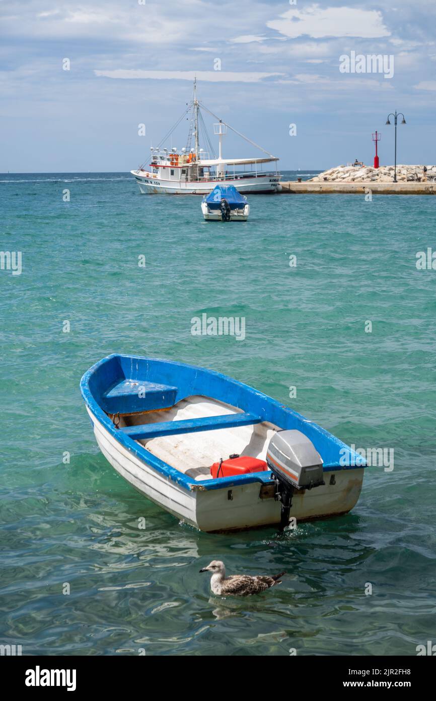 Un petit bateau à moteur sur l'eau au port Banque D'Images