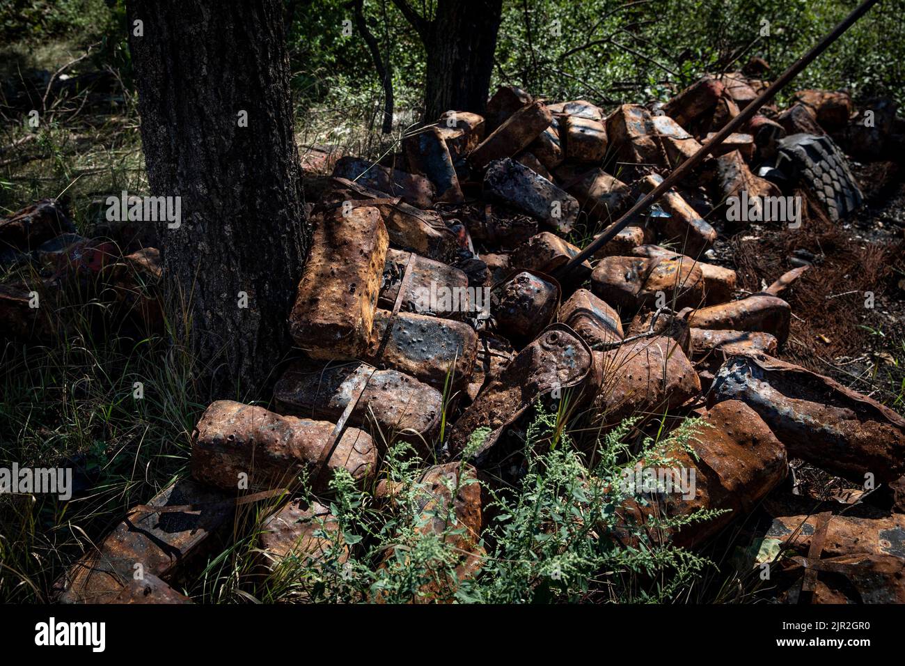 Des conteneurs brûlés de munitions de mitrailleuses lourdes provenant des forces armées russes vus à Mykolaiv Oblast, Ukraine. Alors que les autorités ukrainiennes ont revendiqué de la partialité pour récupérer leur territoire et pour lancer une contre-offensive dans l'axe sud du pays, y compris Mykolaiv Oblast, la région a été soumise à de violents combats, et les zones entourant la ville de Mykolaiv ont fait l'objet de fortes disputées des deux côtés. Banque D'Images