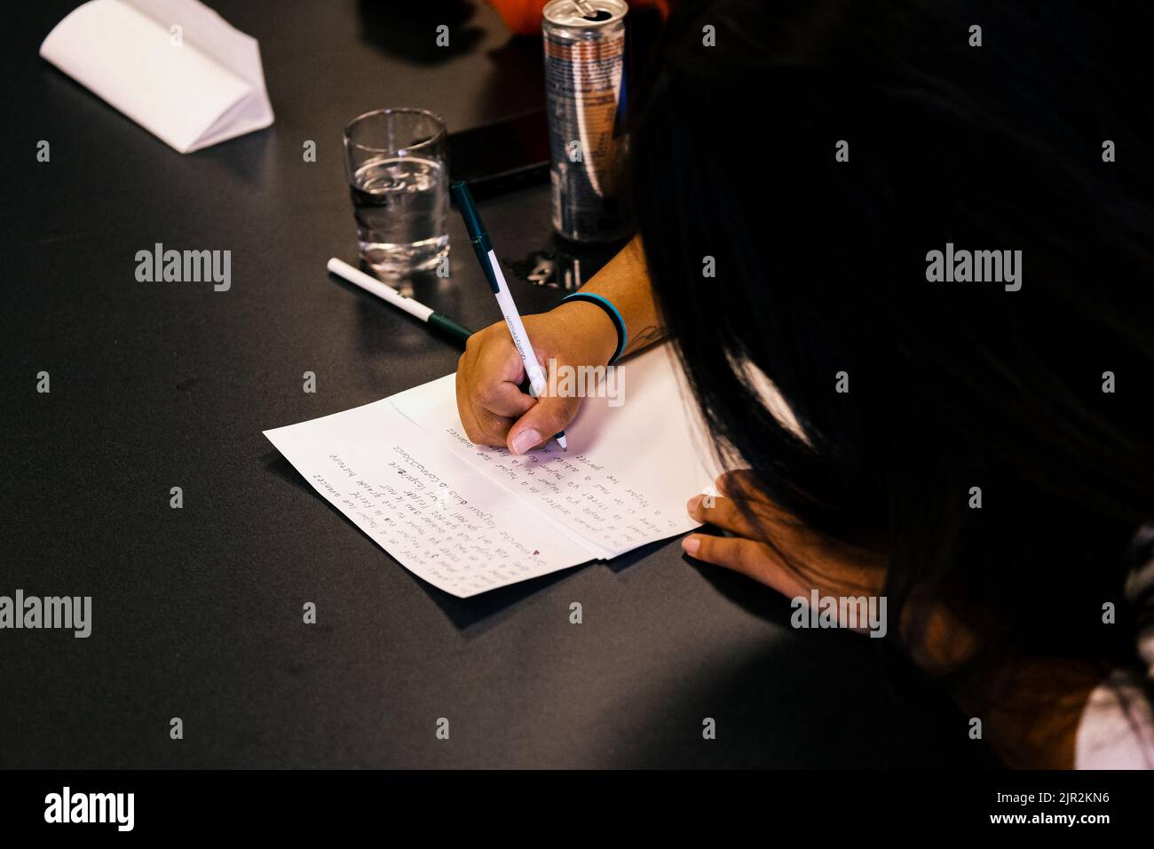 Étudiant natif en classe prenant des notes. À Uashat, Québec, CA Banque D'Images