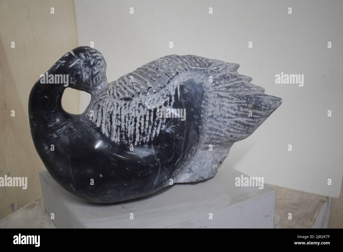 Sculpture de cygne en pierre noire Banque D'Images
