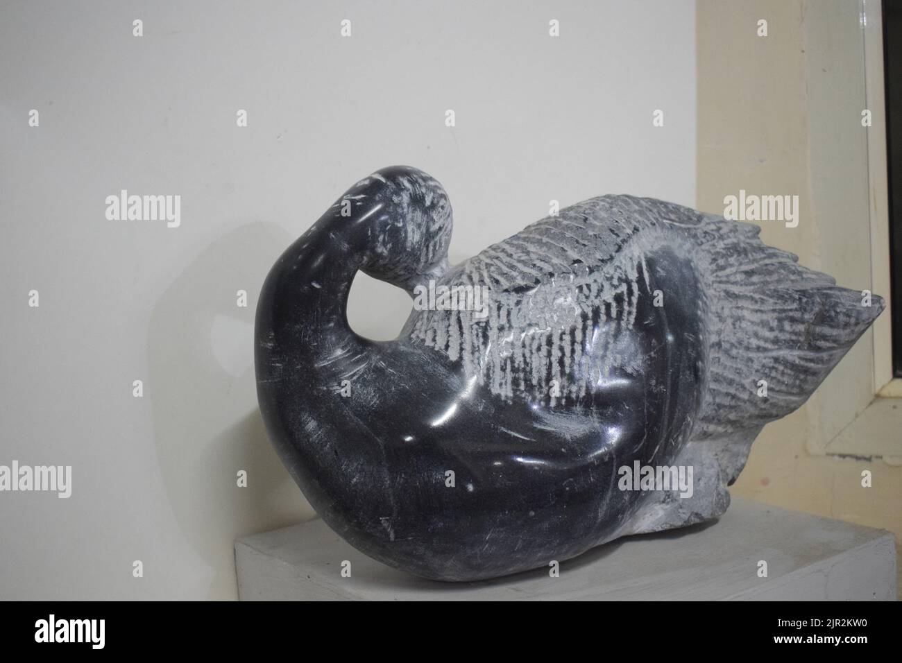 Sculpture de cygne en pierre noire Banque D'Images