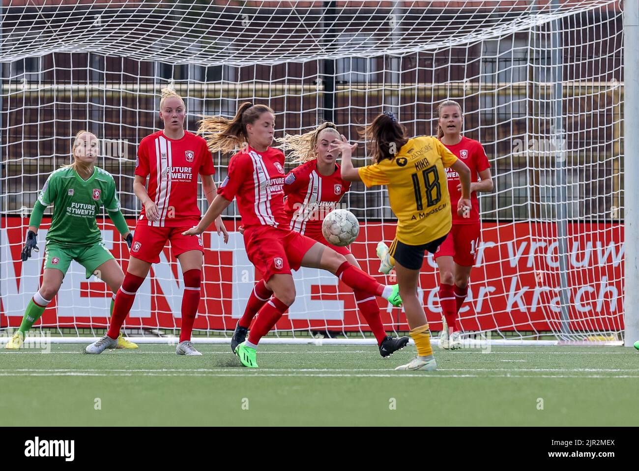 ENSCHEDE, PAYS-BAS - AOÛT 21 : Kika Nazareth de SL Benfica marque le 0-2 lors du match de qualification de la Ligue des champions de l'UEFA entre le FC Twente VR et le SL Benfica VR au Sportcampus Diekman sur 21 août 2022 à Enschede, pays-Bas (photo de Marcel ter Bals/Orange Pictures) Banque D'Images