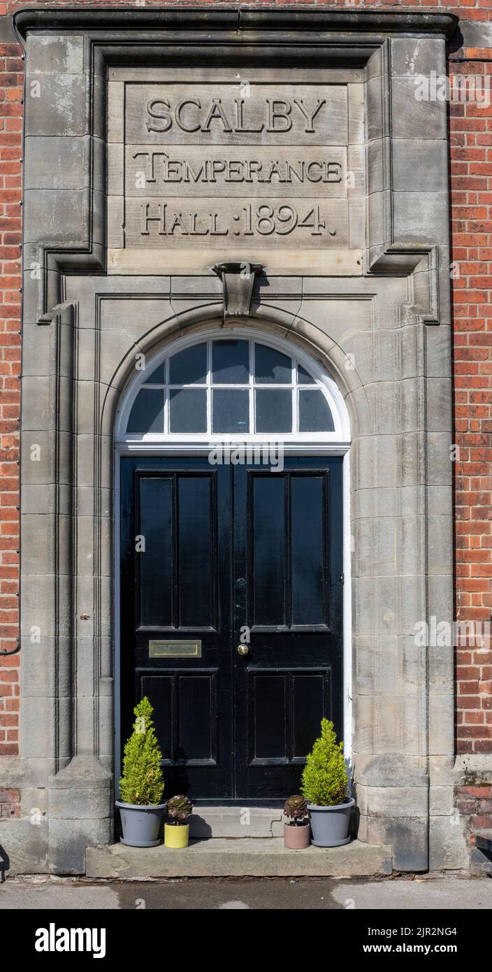 Scalby Temperance Hall, North Street, Scalby, North Yorkshire, Angleterre, ROYAUME-UNI. - vue de l'entrée. Banque D'Images