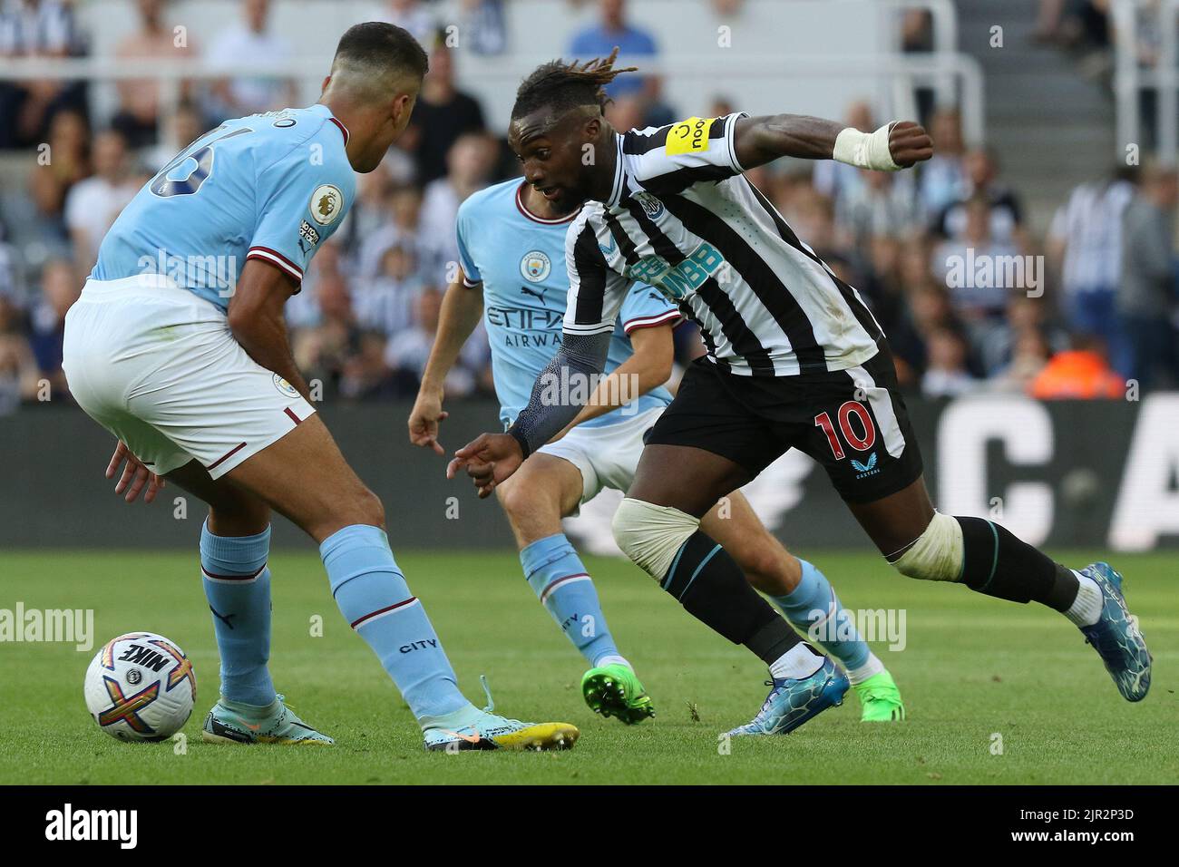 Allan Saint-Maximin de Newcastle United passe le bal devant Rodof Manchester City lors du match de la première ligue entre Newcastle United et Manchester City à St. James's Park, Newcastle, le dimanche 21st août 2022. (Crédit : Robert Smith | ACTUALITÉS MI) crédit : ACTUALITÉS MI et sport /Actualités Alay Live Banque D'Images