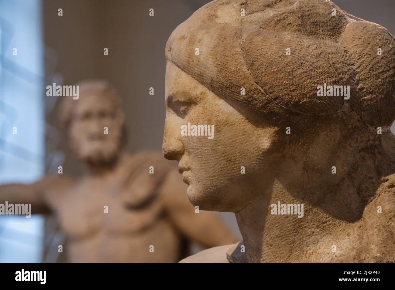Sculpture féminine à tête de marbre à l'intérieur du musée archéologique d'Athènes Banque D'Images