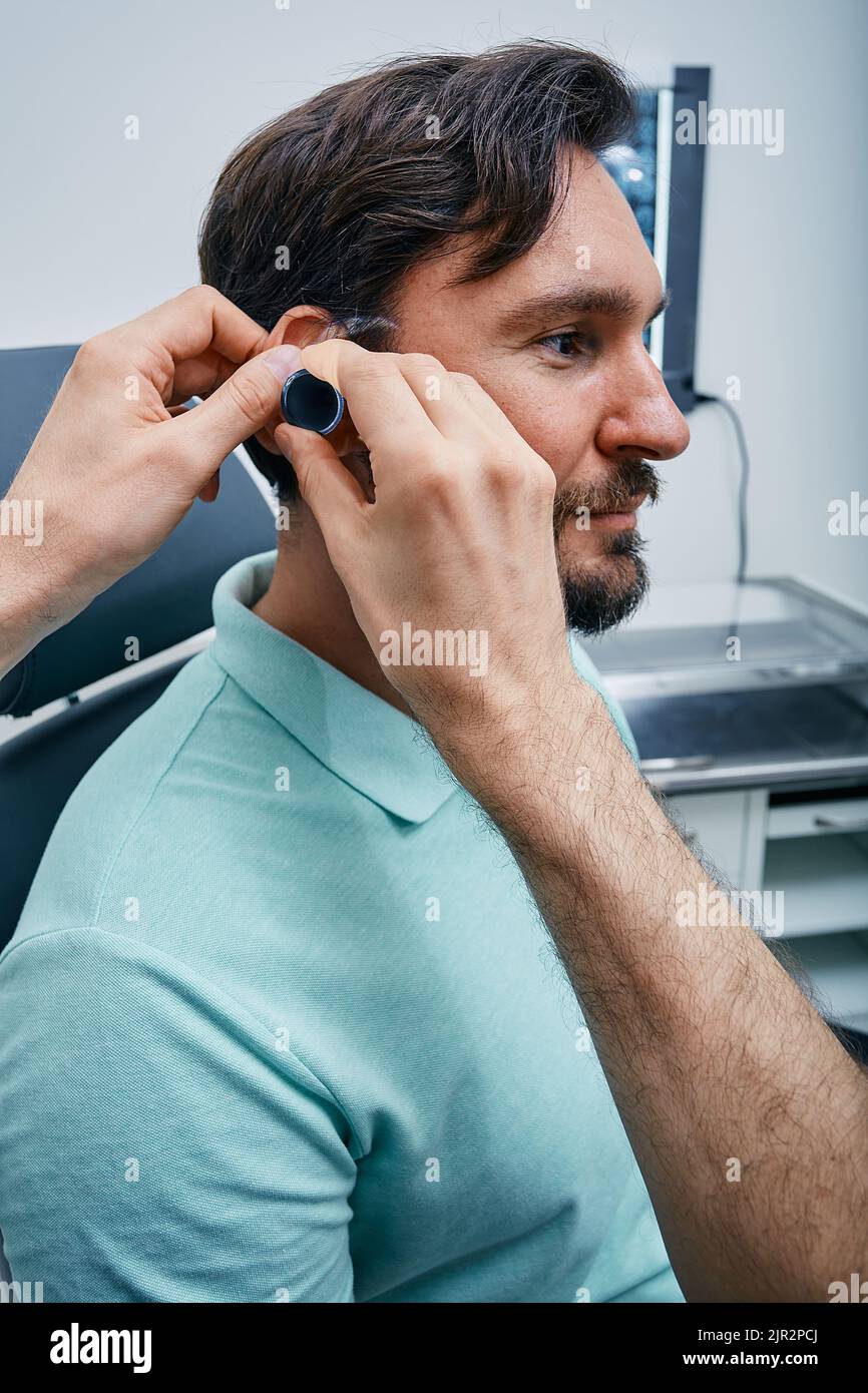 Vérification des oreilles, otolaryngologie. Homme patient pendant l'examen de l'oreille avec un médecin dans le bureau d'ORL à la clinique médicale Banque D'Images