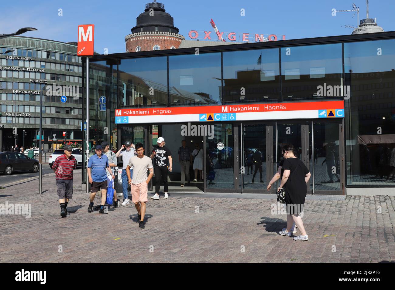 Helsinki, Finlande - 20 août 2022 : vue extérieure de l'entrée de la station de métro Hakaniemi. Banque D'Images Helsinki, Finlande - 20 août 2022 : vue extérieure de l'entrée de la station de métro Hakaniemi. Banque D'Images