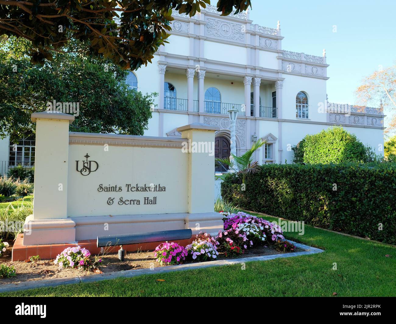 Signez à Saints Tekakwitha et Serra Hall à l'Université de San Diego, à San Diego, Californie; enseignement supérieur, université catholique. Banque D'Images