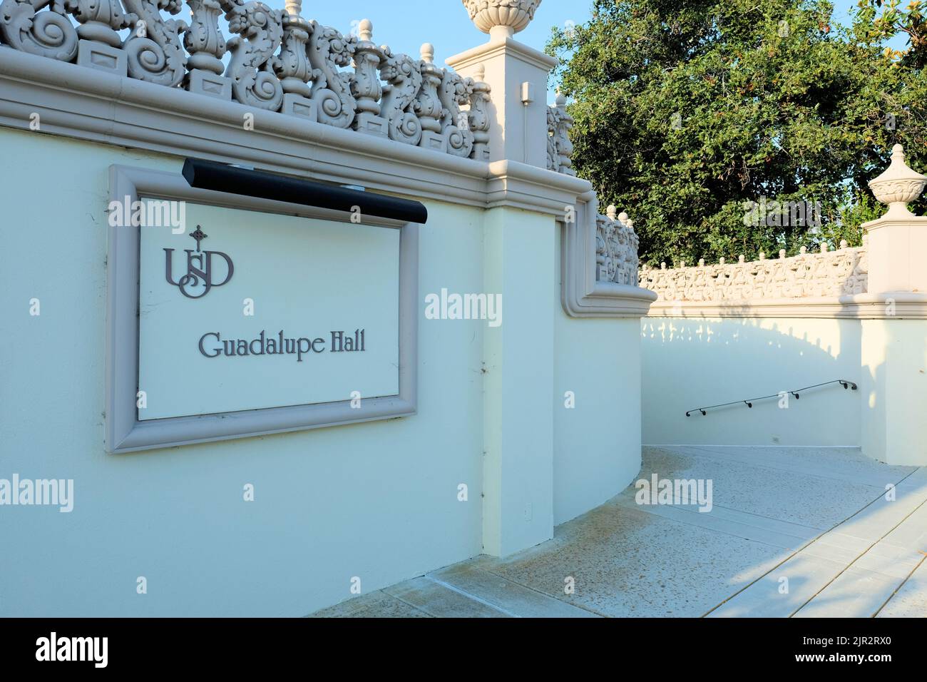 Panneau à Guadalupe Hall à l'Université de San Diego, à San Diego, Californie; enseignement supérieur, religieux, Université catholique. Banque D'Images