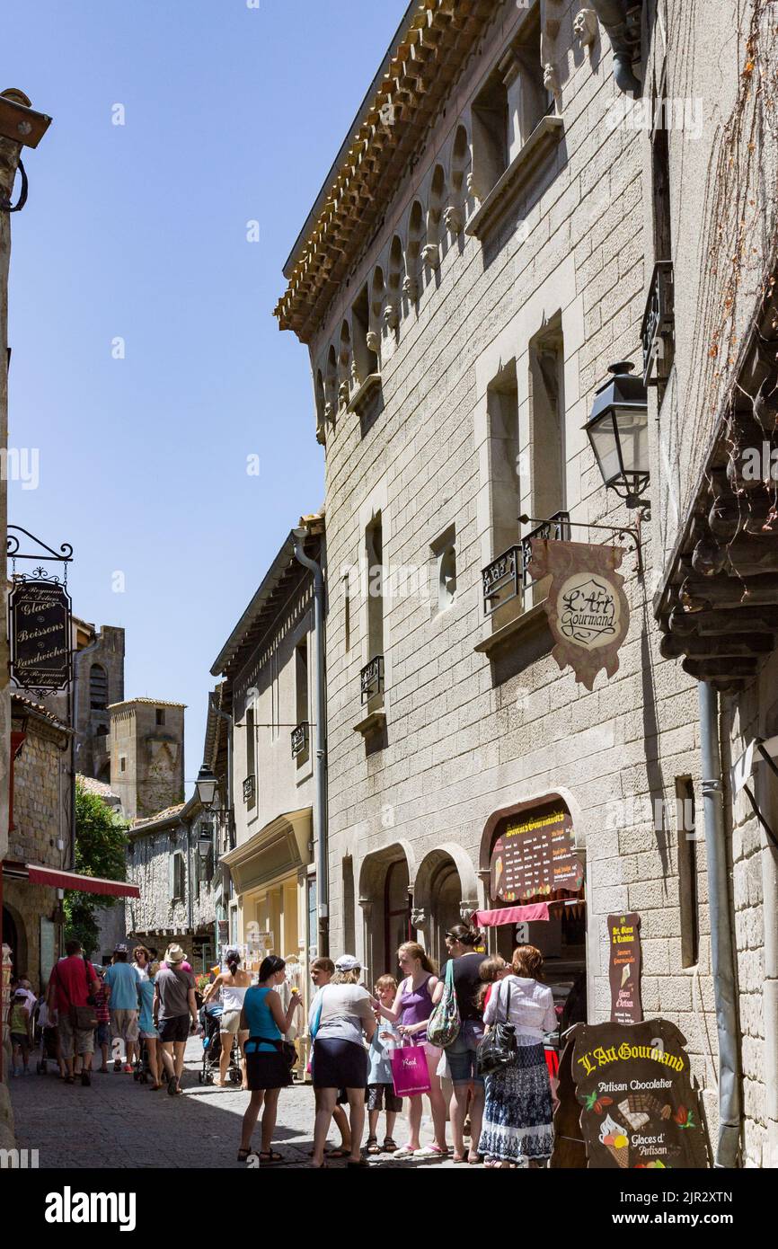 Les bâtiments historiques à l'intérieur des murs de la ville de Carcassonne, France - vue verticale Banque D'Images