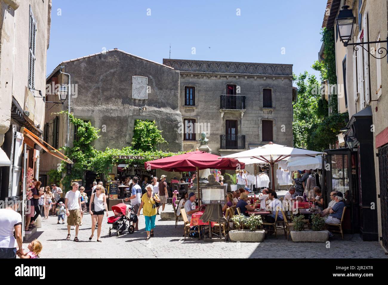 Les bâtiments historiques à l'intérieur des murs de la ville de Carcassonne, France Banque D'Images
