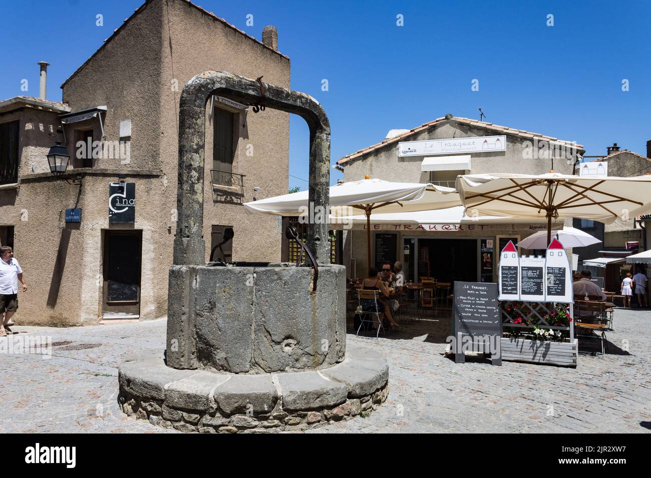 Un puits historique à l'intérieur de la cité médiévale fortifiée, Carcassonne, France Banque D'Images