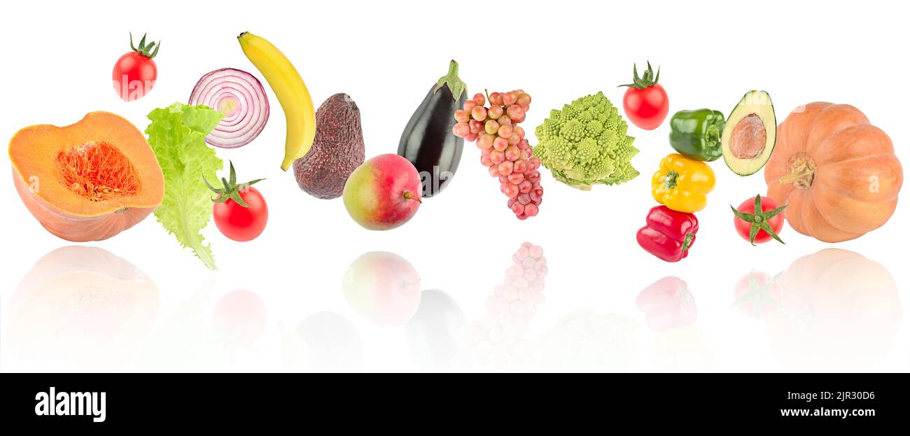 Des légumes et des fruits frais élevés avec réflexion de la lumière isolée sur fond blanc. Banque D'Images