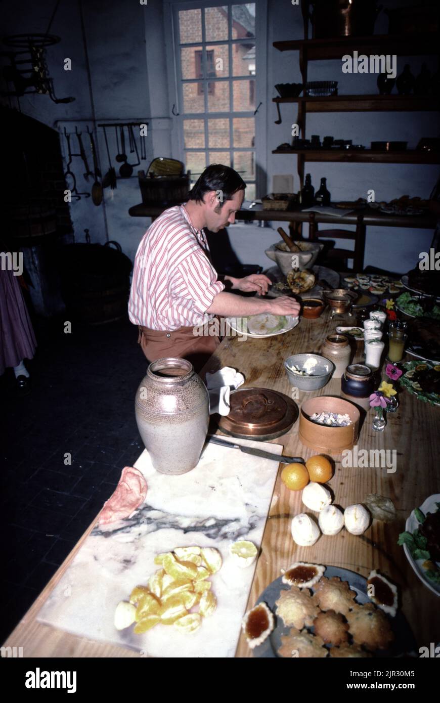 Williamsburg, Virginie. ÉTATS-UNIS 9/1987. Cuisine du palais. Financé par la Maison de Burgesses en 1706. Il a été construit à partir de 1706. La maison principale a brûlé en 1781, bien que les dépendances aient survécu un certain temps après. Le Palais du Gouverneur a été reconstruit en 1930s sur son site d'origine. C'est l'un des deux plus grands bâtiments de Colonial Williamsburg, l'autre étant le Capitole. Banque D'Images