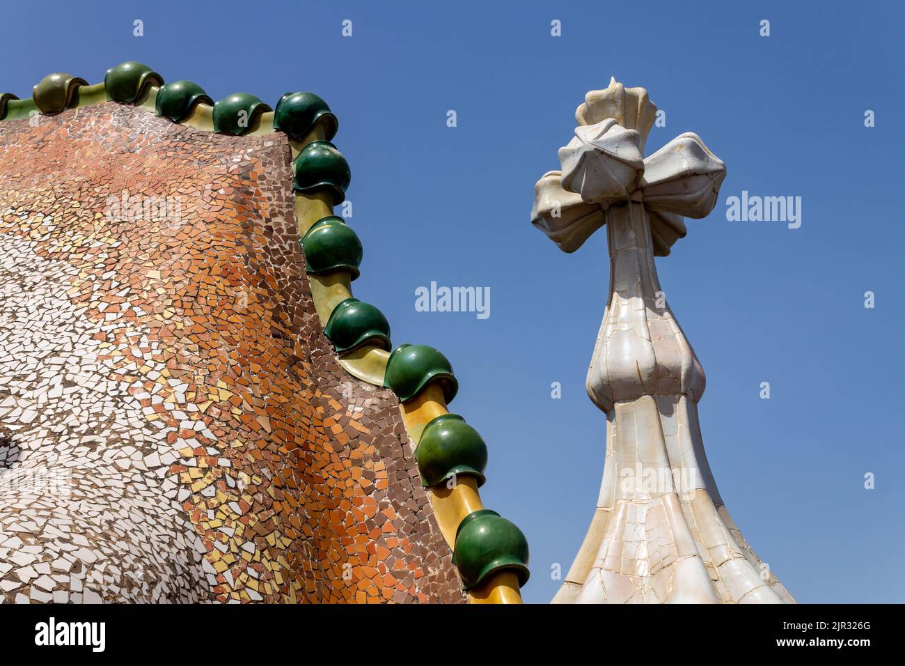 Un gros plan des cheminées intéressantes sur le toit de Casa Mila à Passeig de Gracia, Barcelone, Espagne Banque D'Images