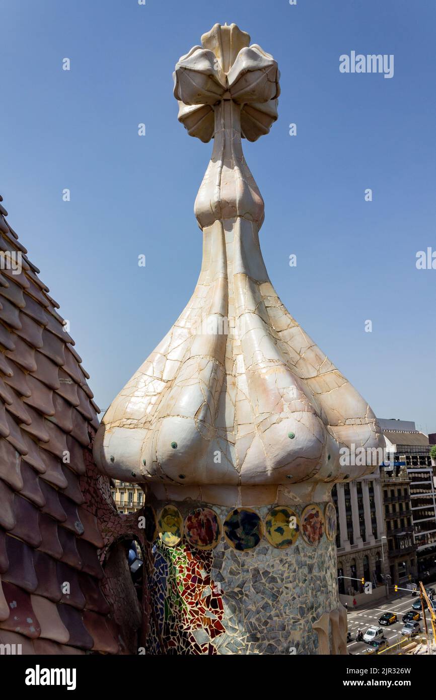 Les cheminées intéressantes sur le toit de Casa Mila à Passeig de Gracia, Barcelone, Espagne. Banque D'Images