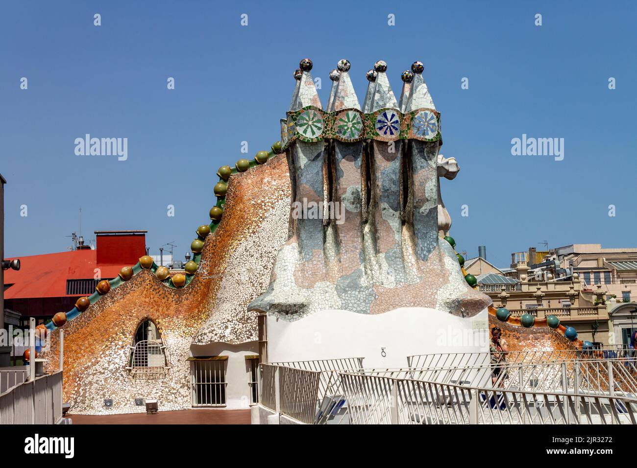 Un gros plan des cheminées intéressantes sur le toit de Casa Mila à Barcelone, Espagne Banque D'Images