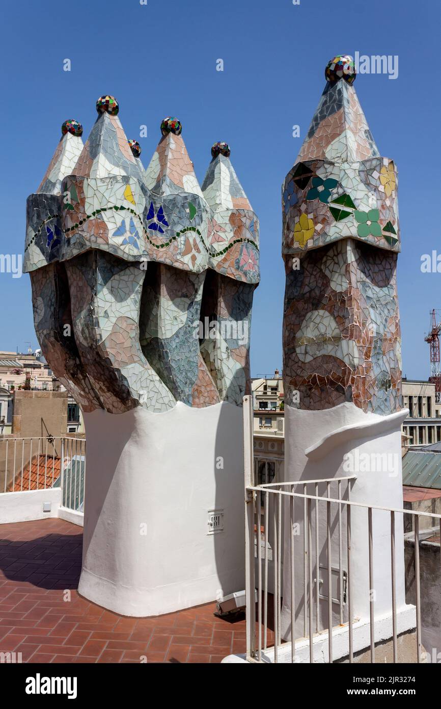 Les cheminées intéressantes sur le toit de Casa Mila à Passeig de Gracia, Barcelone, Espagne Banque D'Images